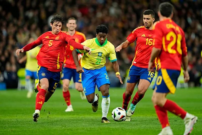 MUDA: Endrick kembali berulah dengan mencetak gol ke gawang Spanyol di Santiago Bernabeu dimana bakal menjadi kandangnya di masa depan (LAPRESSE)