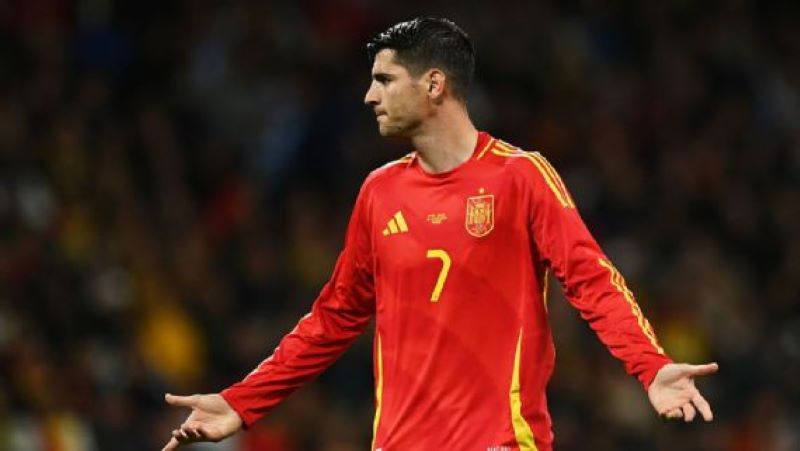 SAKIT: Alvaro Morata sebagai kapten tim Spanyol mendapatkan cemoohan dari pendukung sendiri di Santiago Bernabeu saat melawan Brasil (Getty Images)