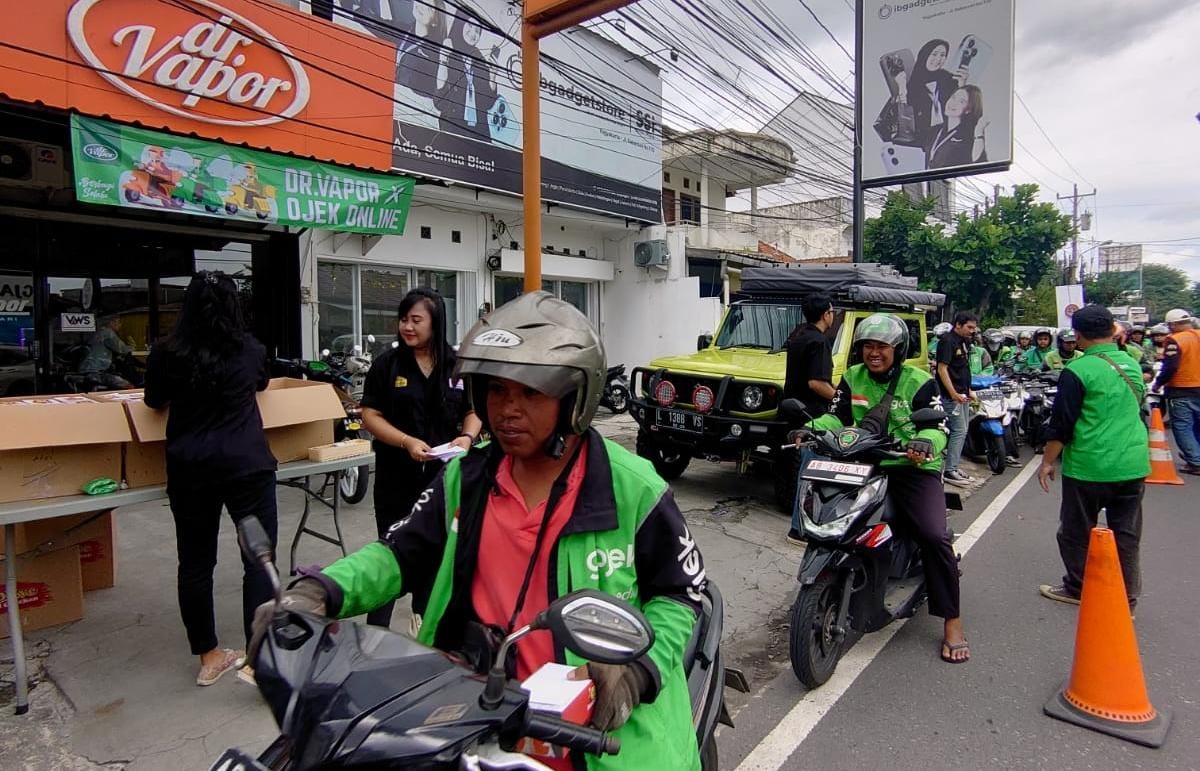 BAHAGIA: Ratusan ojol saat mendapatkan uang saku dan takjil gratis di wilayah Babarsari, Depok, Sleman pada Rabu (28/3). (Istimewa)