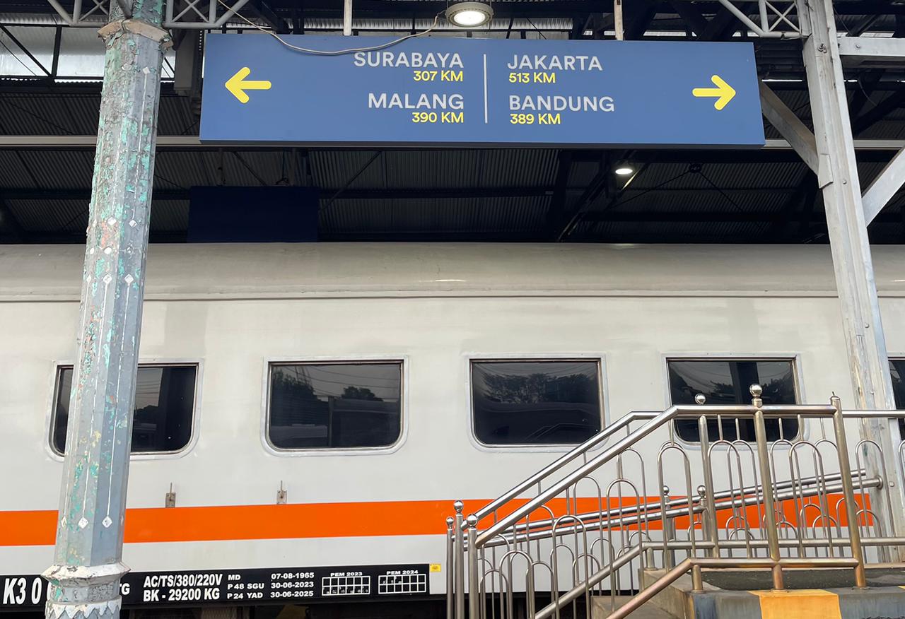 JARAK JAUH: Arus mudik menggunakan kereta api tujuan Surabaya. (Affandi Hengky/Radar Jogja)