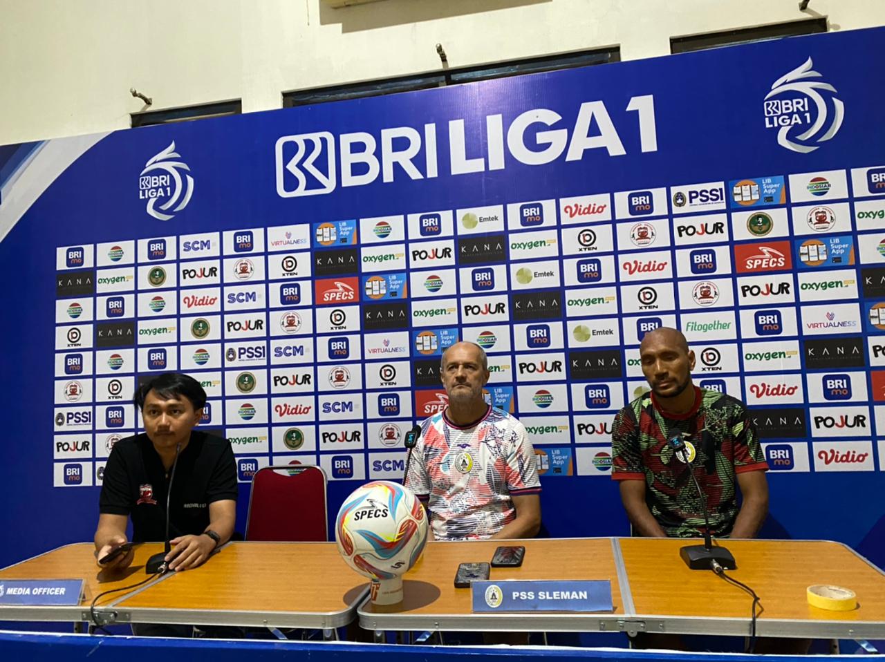 YAKIN: Pelatih PSS Sleman Risto Vidakovic saat jumpa pers jelang laga melawan Madura United.