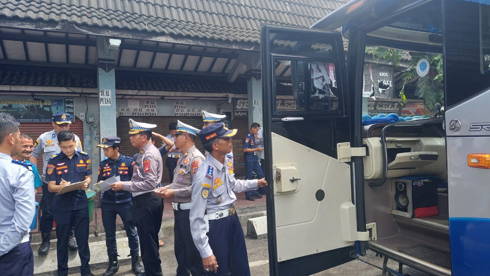 PASTIKAN: Pengecekan yang dilakukan oleh Dishub DIY dan Dishub Kulon Progo di Terminal Wates Kamis (28/3). (Anom Bagaskoro/Radar Jogja)