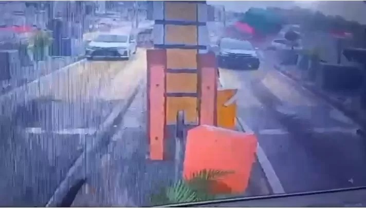 Detik-detik truk bermuatan sofa menabrak mobil di depannya jelang gerbang tol halim