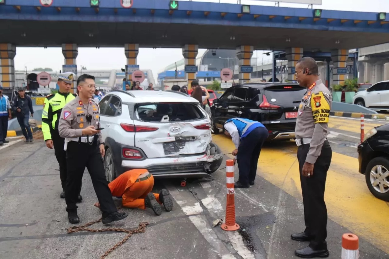 Kecelakaan beruntun yang melibatkan 7 mobil terjadi di Gerbang Tol Halim, Jakarta Timur