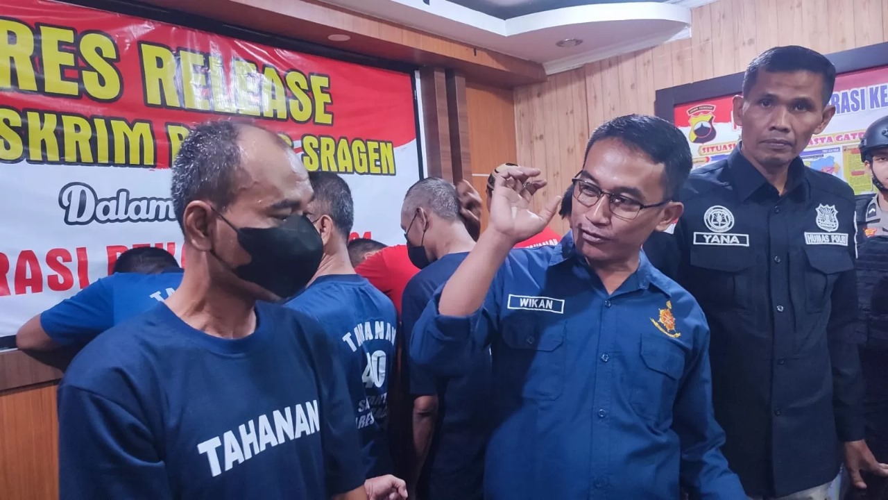 Rebo (kiri) beri keterangan di Mapolres Sragen, Rabu (27/3/2024)