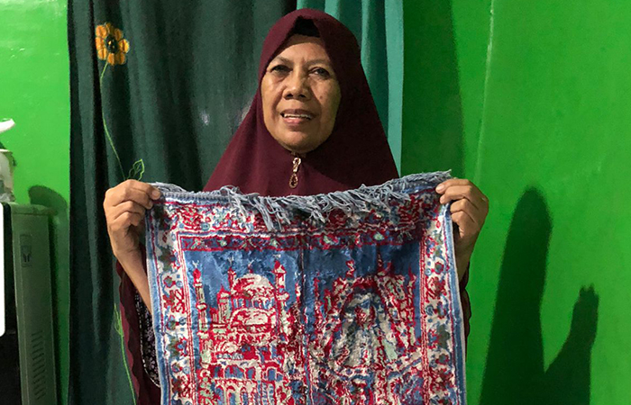 LEGEND: Nuraini Dimyati, 69, salah seorang warga yang hingga kini masih menyimpan sajadah legendaris bergambar masjid dan Kakbah itu.