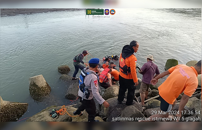 DERAS DAN KERUH: Tempat kejadian perkara Muhammad Taufik Ariyanto, bocah 13 tahun yang hanyut di Sungai Oyo kemarin (29/3) sekitar pukul 08.00.