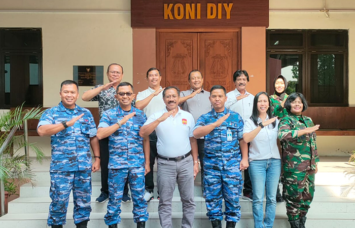 KENALKAN DIRI: Ketum KONI DIY Djoko Pekik Irianto bersama Gubernur AAU Marsda TNI Purwoko Aji selaku ketua MPI Prabowo beserta jajarannya di depan kantor KONI DIY.