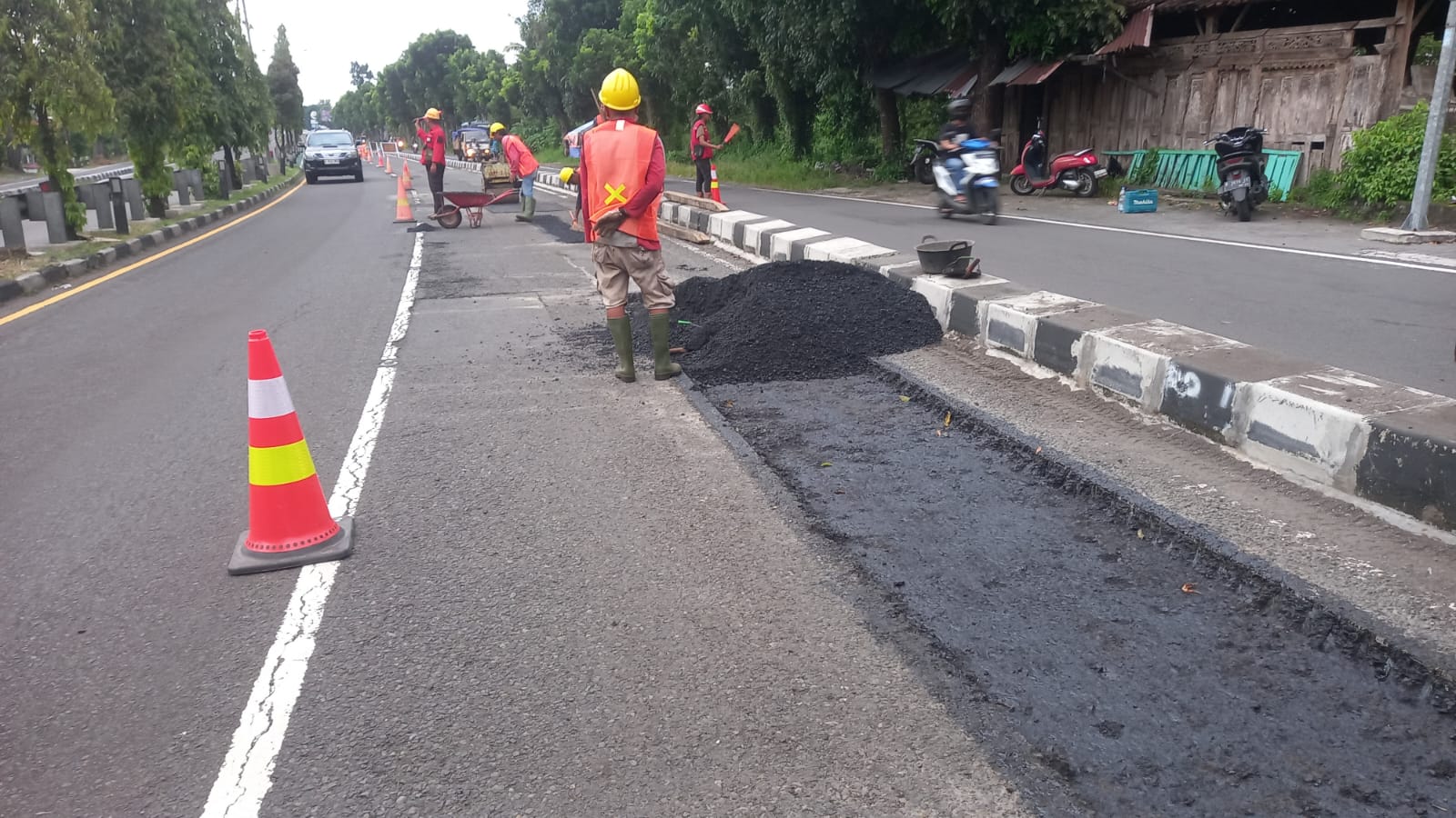 LANCAR: Pelaksanaan proyek pembangunan Tol Jogja-Solo Paket 2 saat penambalan aspal di Ring Road Utara beberapa waktu lalu.