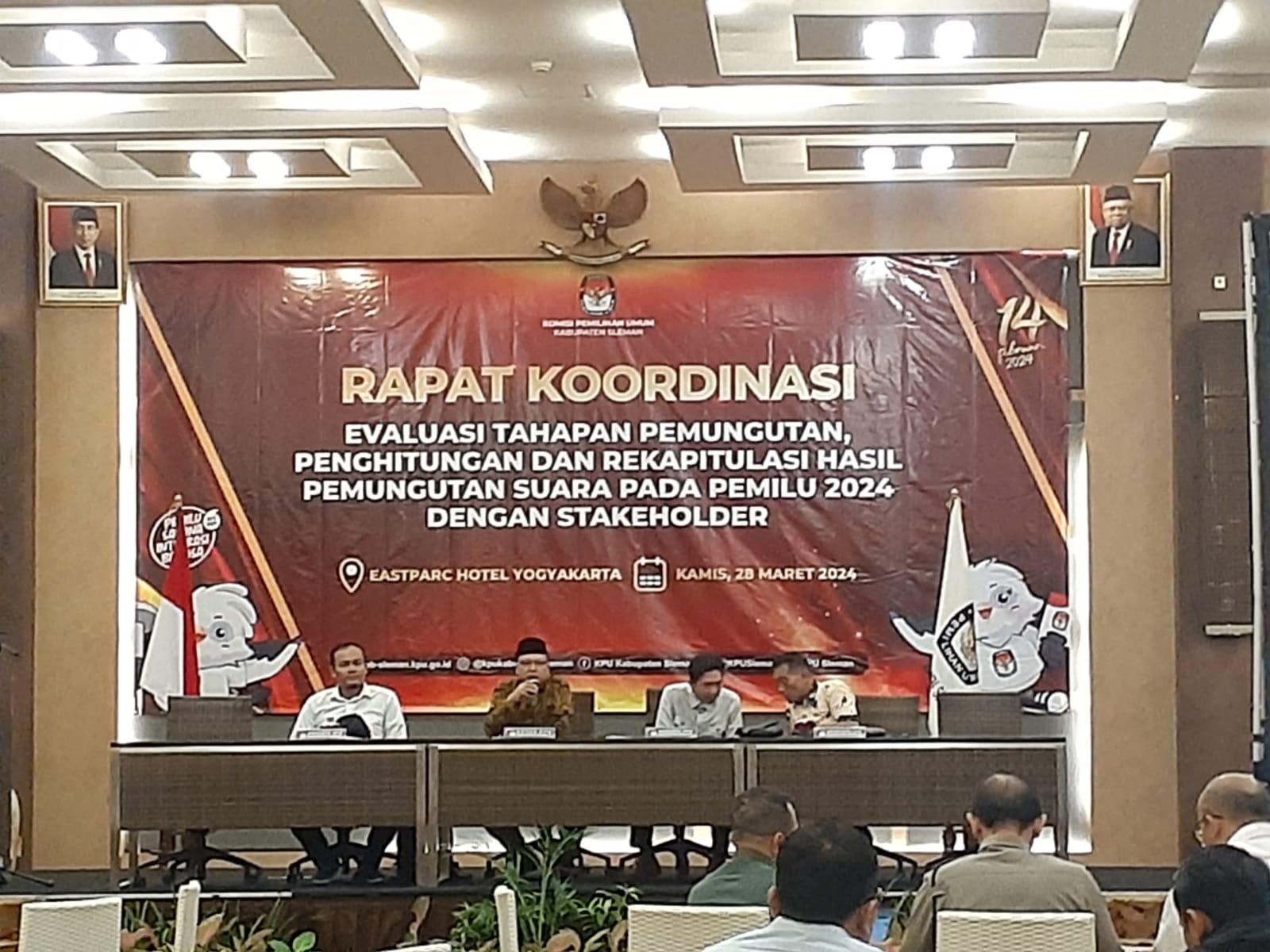TANGGUNG JAWAB: Suasana Rapat Koordinasi Evaluasi Tahapan Pemungutan, Perhitungan, Rekapitulasi Suara Pemilu 2024 yang digelar KPU Sleman di Eastparc Hotel, Kamis (28/3) malam.