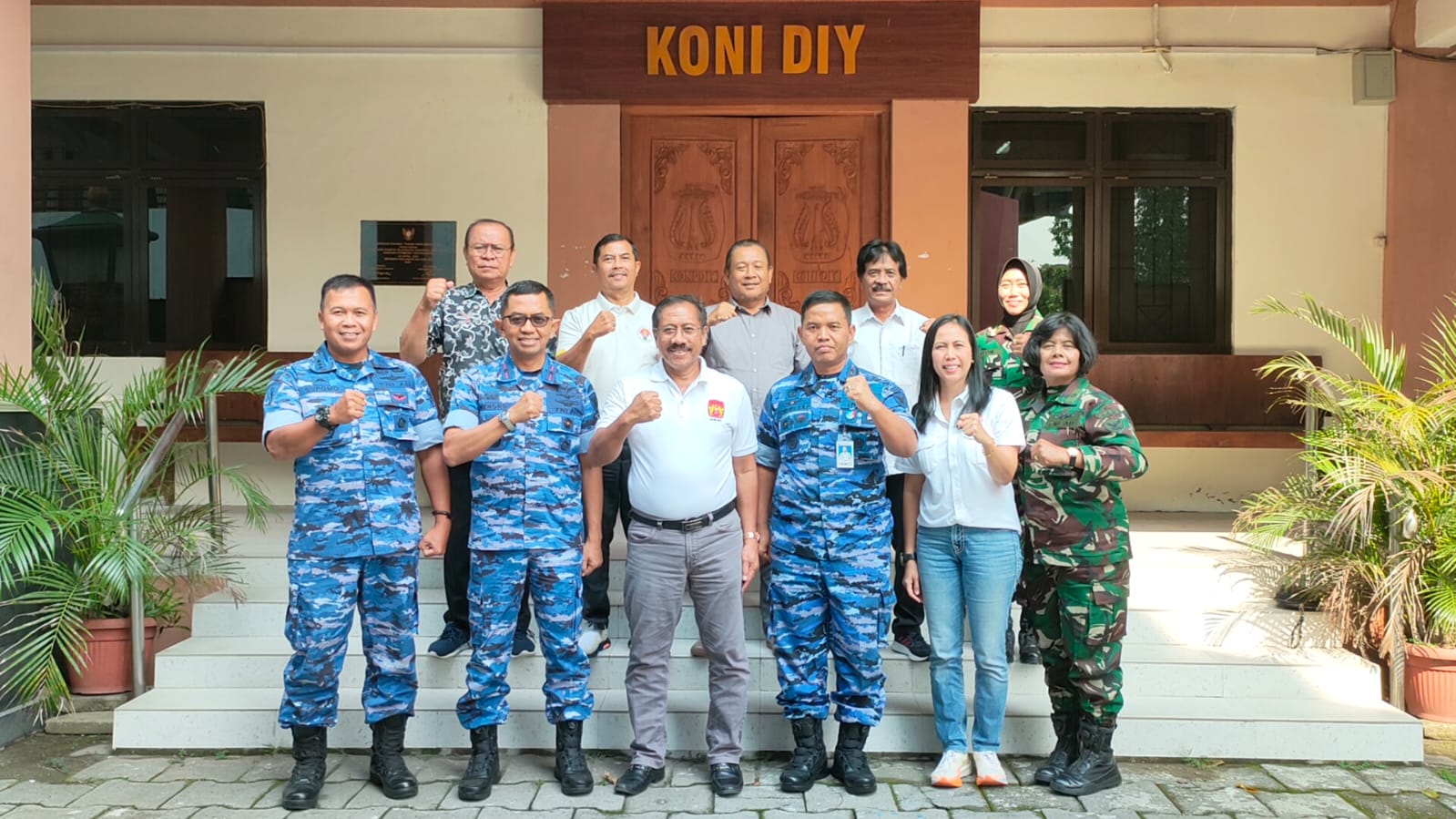 PENTATHLON: Ketum KONI DIJ Djoko Pekik Irianto bersama dengan Gubernur Akademi Angkatan Udara Marsda TNI Purwoko Aji Prabowo beserta jajarannya saat di kantor KONI DIY. (Dok KONI DIY)