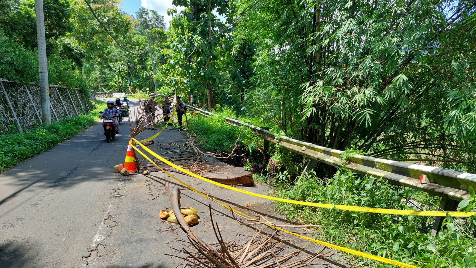 ALTERNATIF: Lokasi Jalan Dekso-Samigaluh terimbas longsoran akibat diguyur hujan berjam-jam.