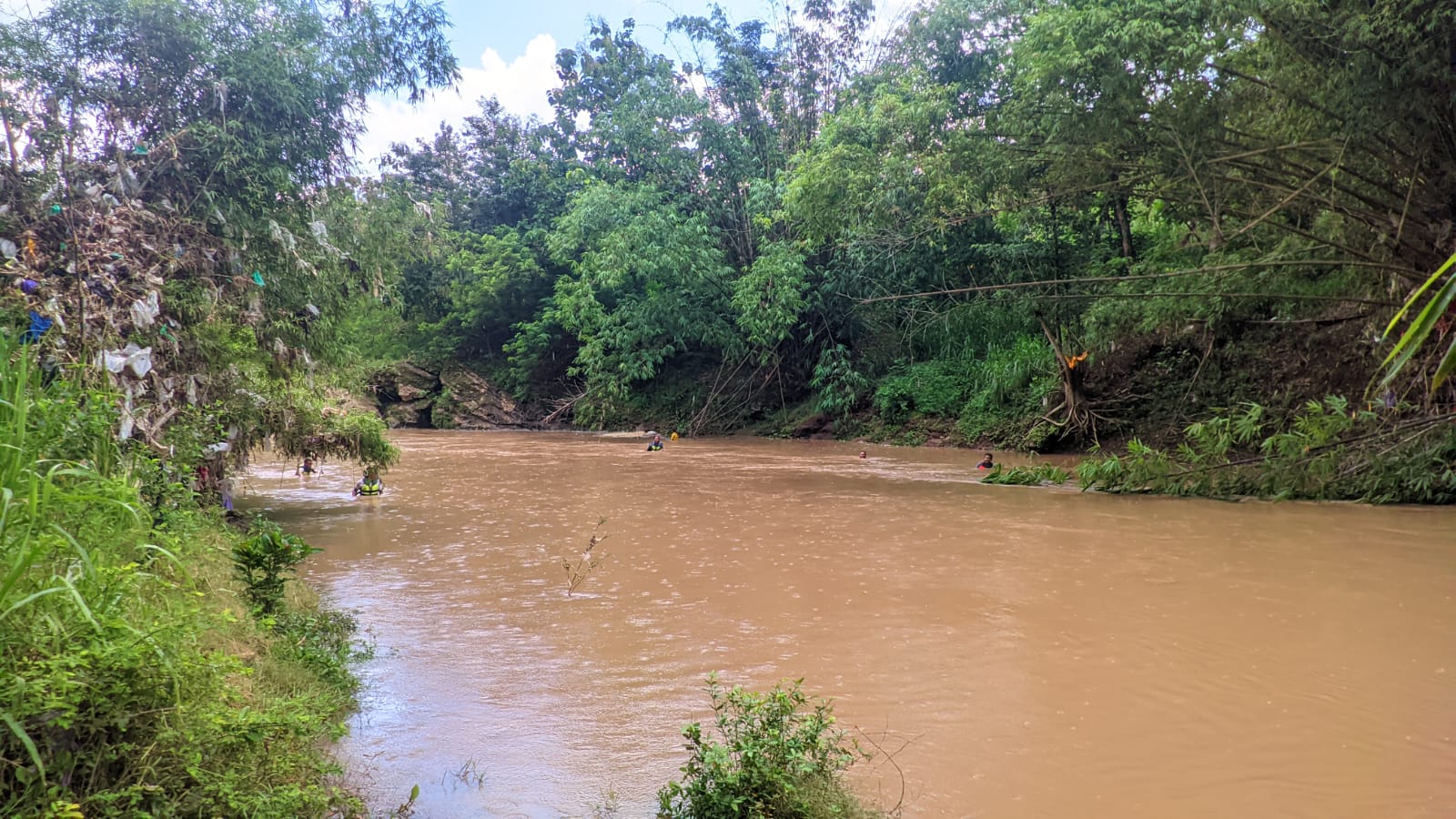 CARI: Tempat kejadian perkara bocah yang hanyut di Sungai Oyo, Jumat (29/3) sekitar pukul 08.00 WIB.