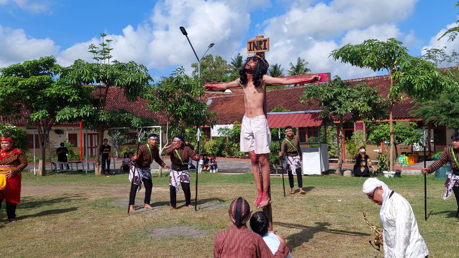 VISUALISASI: Kawula Muda memerankan Visualisasi Kisah Kasih Sengsara Tuhan Yesus Kristus. (Anom Bagaskoro/Radar Jogja)
