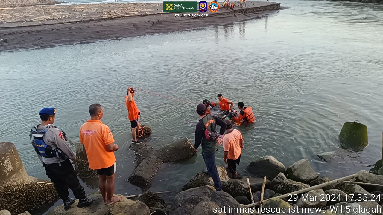 SIGAP: Tim SAR mengevakuasi korban yang terseret arus di Muara Sungai Serang. (Dokumentasi Satlinmas Rescue Istimewa (SRI) Wilayah V Kulon Progo)