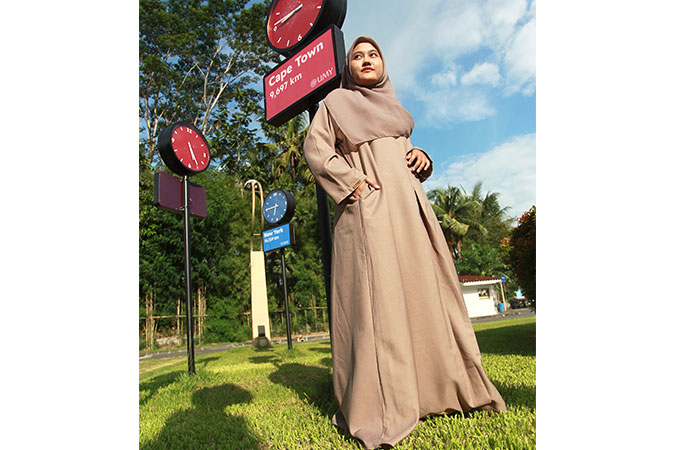 SIMPEL: Busana wanita berbentuk seperti jubah lengan panjang atau abaya kini tak lagi identik dengan warna hitam.