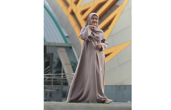 LONGGAR: Abaya berbeda dengan gamis, karena cenderung memiliki potongan yang lebih lebar sehingga tidak akan membentuk lekukan tubuh si pemakai.