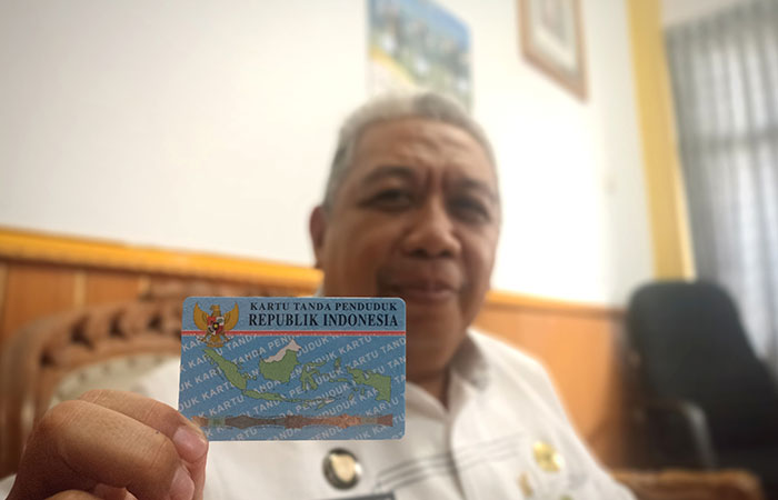 STOKNYA AMAN: Kepala Disdukcapi Bantul Kwintarto Heru Prabowo menunjukkan blangko KTP-el di ruang kerjanya Rabu (27/3).