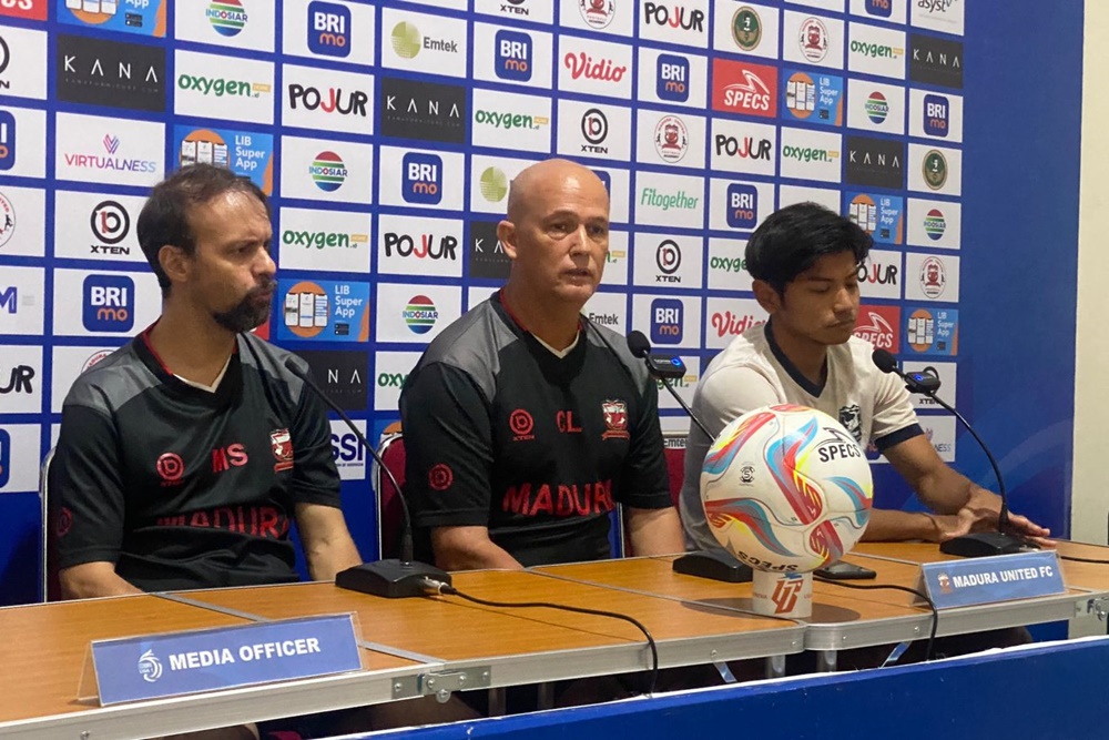 TEKAD: Pelatih Madura United, Mauricio Souza didampingi Abiyoso dalam sesi pers pre match kontra PSS Sleman