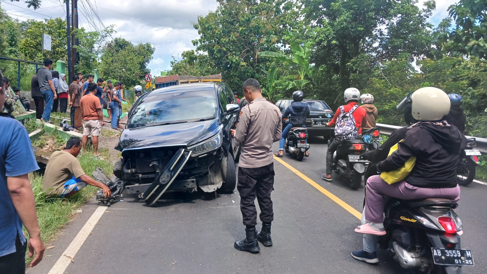 RINGSEK: Tabrakan truk dan Kijang Inova di Jalan Jogja-Wonosari, Patuk, Kabupaten Gunungkidul, Sabtu (30/3) sekitar pukul 13.10 WIB.