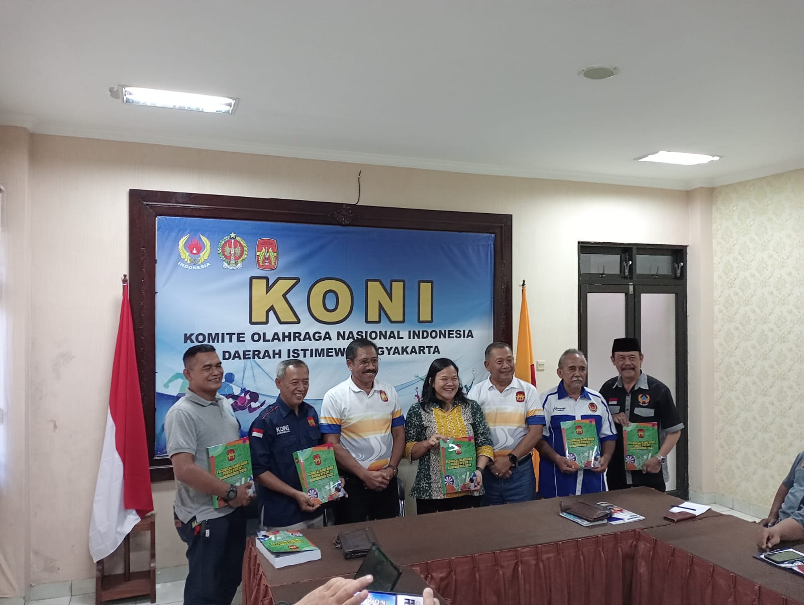 PANDUAN: Ketua Umum KONI DIY Djoko Pekik Irianto saat berfoto bersama para Ketua KONI Kabupaten/Kota Se-DIY dengan membawa buku Technical Hand Book, Sabtu (30/3).