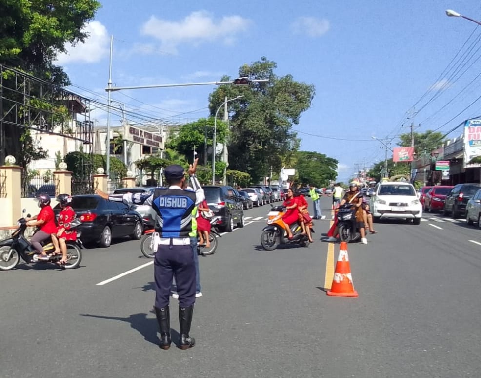 LANCAR: Petugas Dishub mengatur jalannya arus lalu lintas di Jalan Jogja-Wonosari, Kabupaten Gunungkidul.