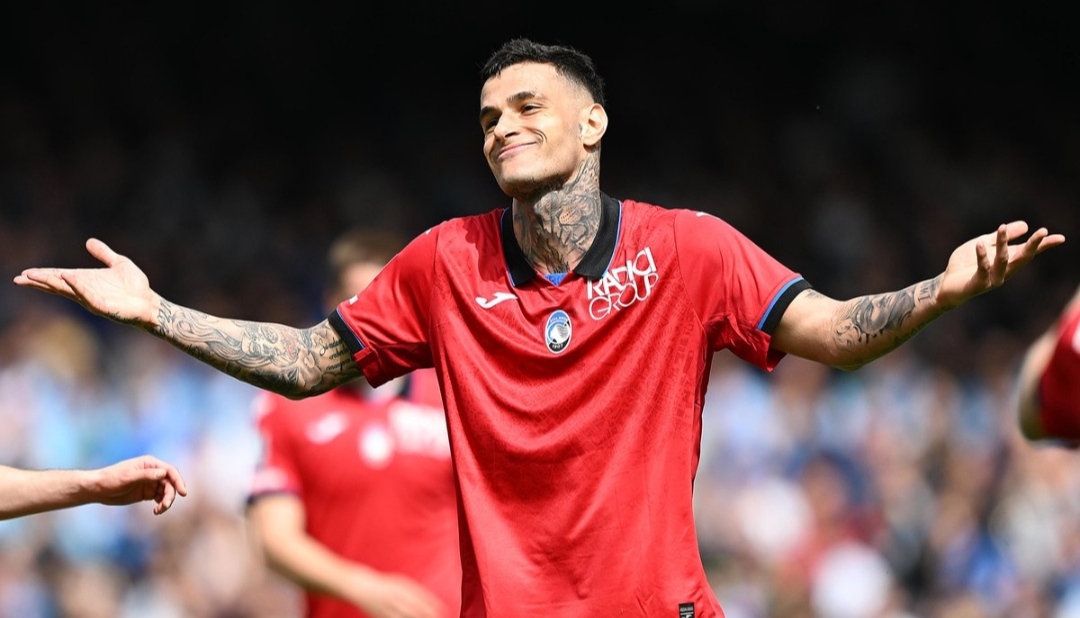 SANTAI: Selebrasi Gianluca Scamacca usai jebol gawang Napoli