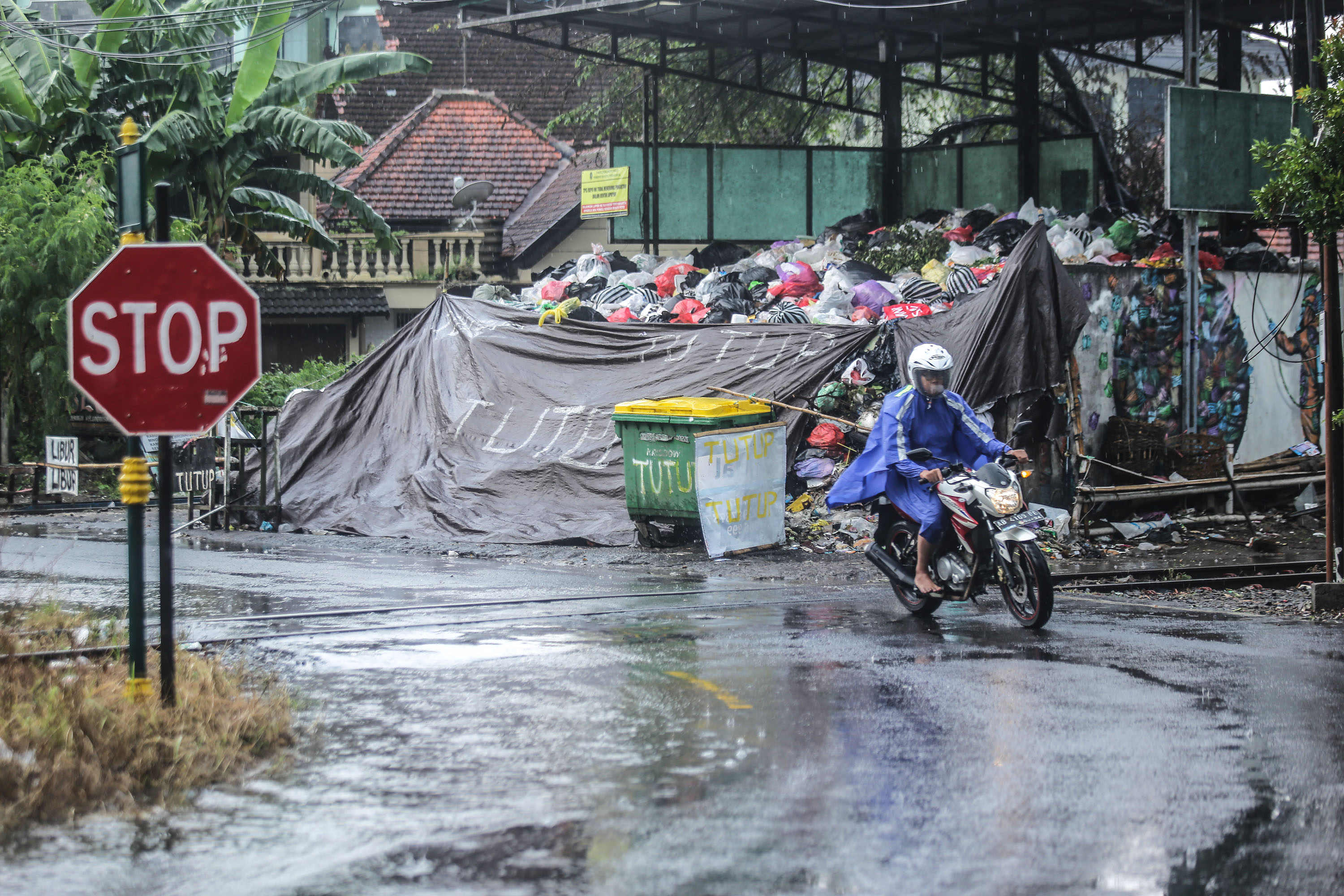 MENUMPUK: Pengendara motor melintasi depo sampah pengok, Gondokusuman, Jogja, beberapa waktu lalu.