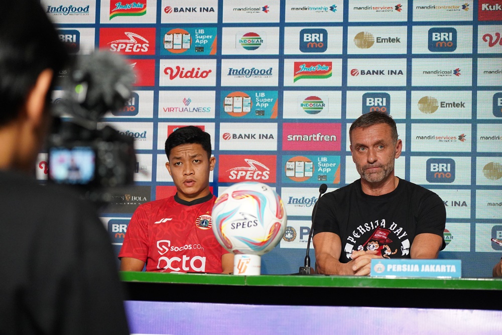 TEGAS: Pelatih Persija, Thomas Doll didampingi Rio Fahmi dalam sesi jumpa pers pre-match pertandingan kontra Bali United (lib)