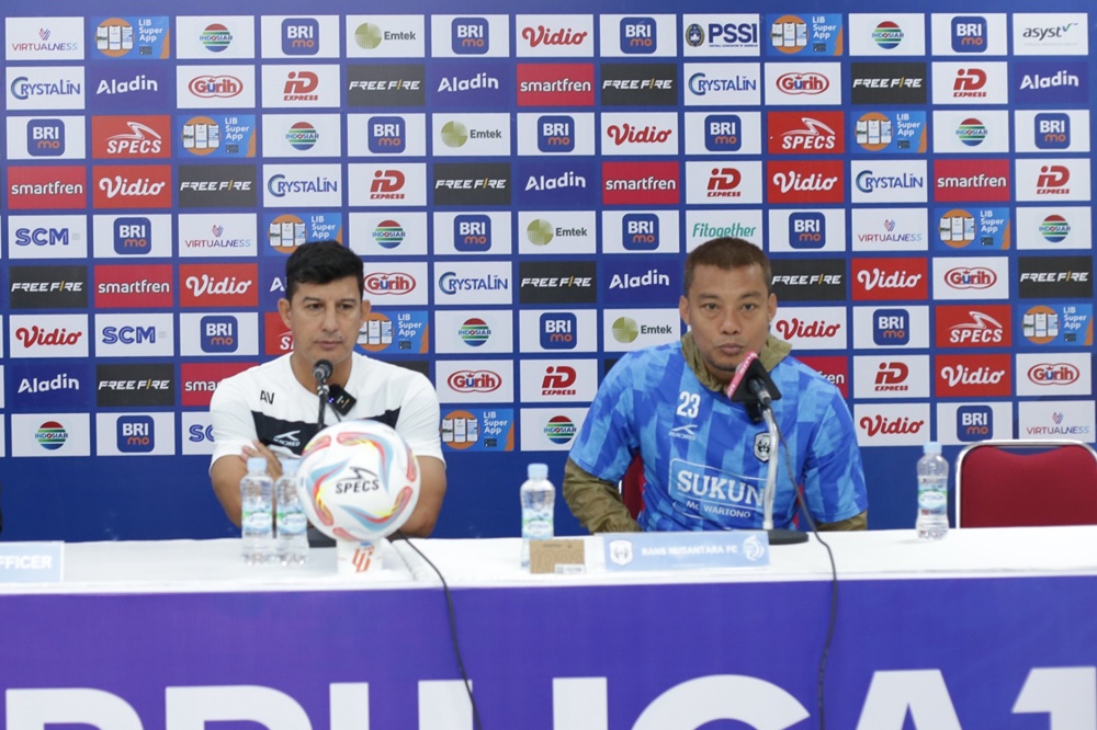 TENANG: Pelatih Rans Nusantara, Alfredo Vera didampingi Hamka Hamzah saat menjalani sesi pers pre-match kontra Persis