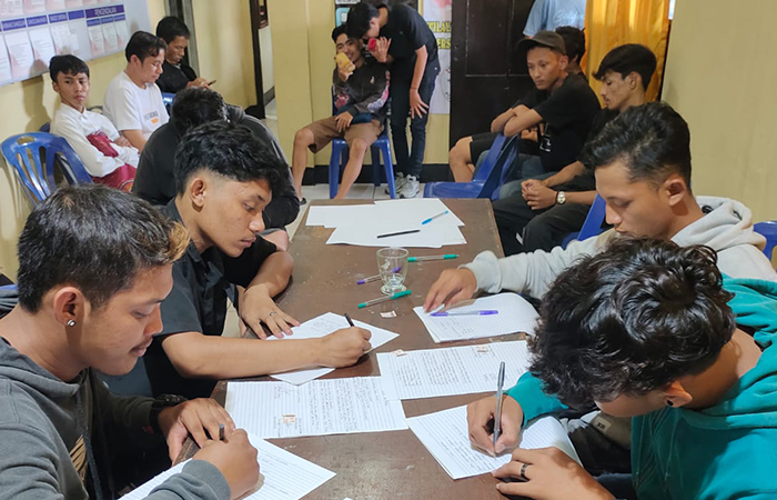 APEL DUA KALI SEMINGGU: Sebanyak 22 remaja yang diamankan di Mapolsek Sedayu dilakukan pembinaan dengan membuat surat pernyataan bermaterai tak akan mengulangi lagi.