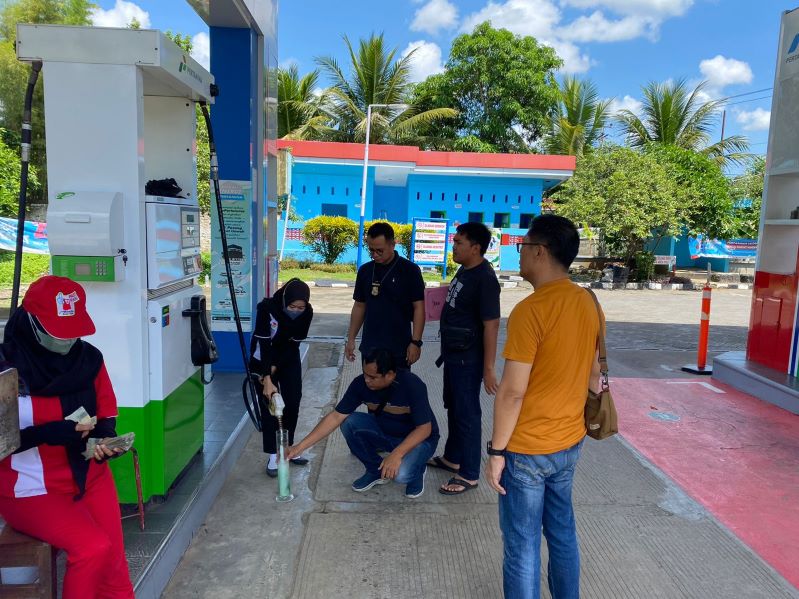 Pengecekkan takaran bensin SPBU di Kabupaten Purworejo oleh jajaran Polres Purworejo menjelang lebaran pada Jumat (29/3).