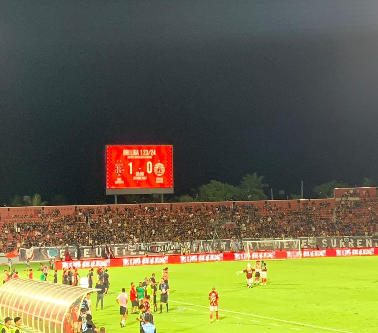 TUNTAS: Suasana laga Bali United melawan Persija Jakarta di Stadion Kapten I Wayan Dipta Sabtu (30/3).
