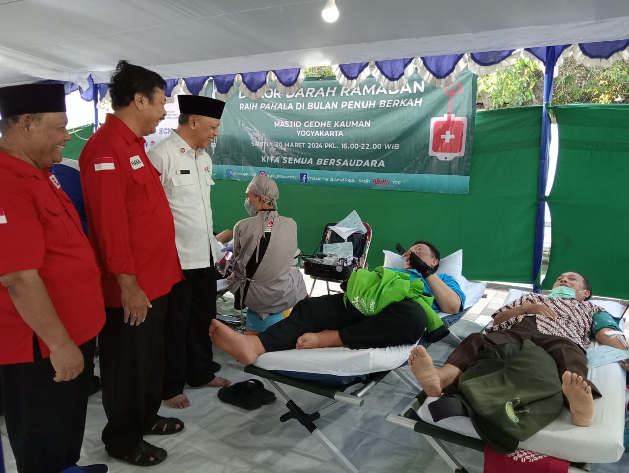 Pengurus PMI DIY dan PMI Kota Jogja saat memantau kegiatan donor darah massal di masjid gede Kauman Yogyakarta