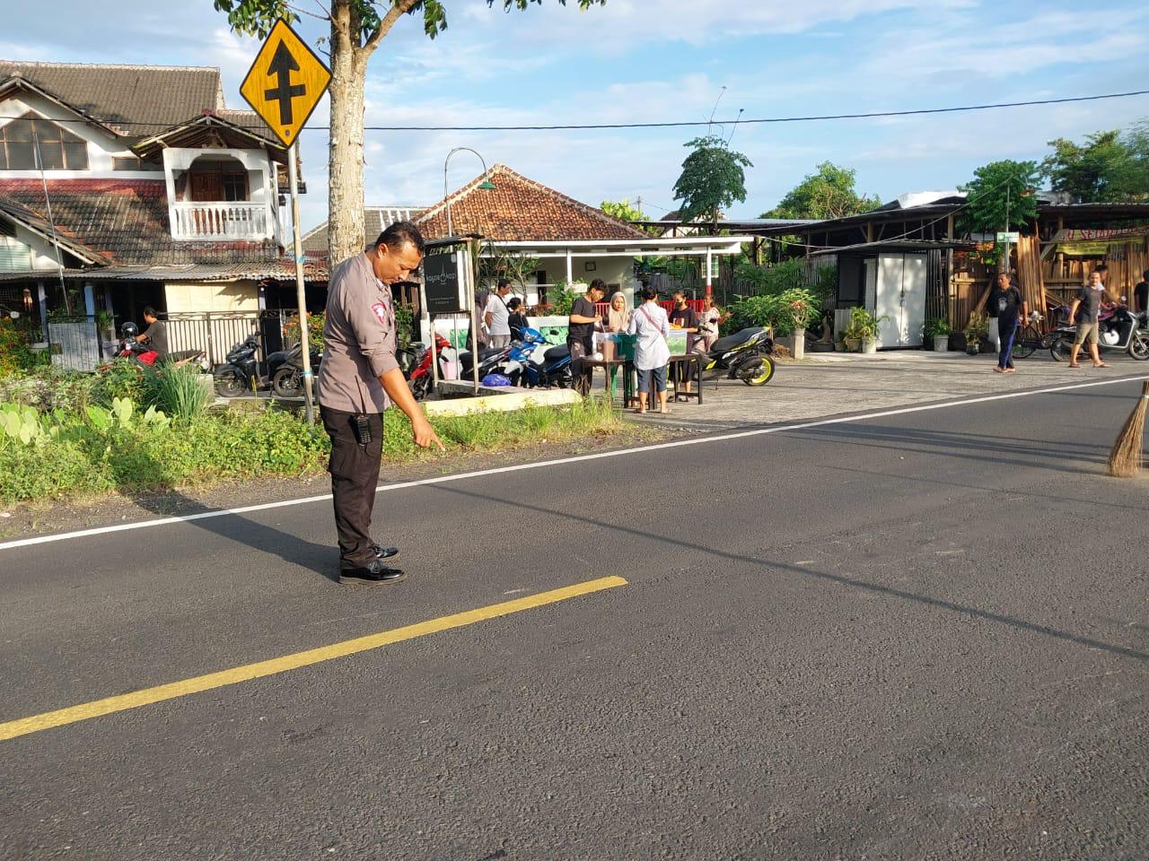 HATI-HATI: Petugas Polres Bantul memeriksa lokasi yang rawan kecelakaan.