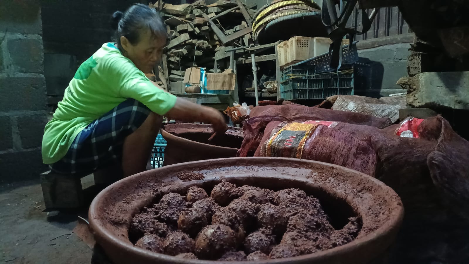 LARIS: Suharyati membalut telur bebek dengan racikan bumbu telur asin.