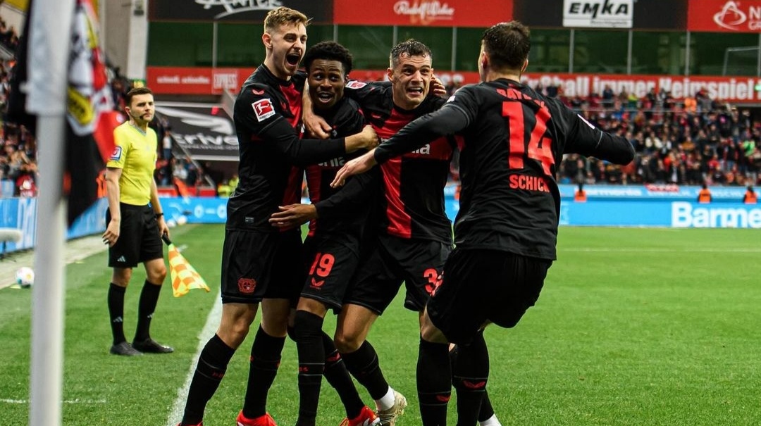 KOMPAK: Selebrasi pemain Bayer Leverkusen usai membalikkan keadaan dan meraih kemenangan atas Hoffenheim (ig bayer04fussball)