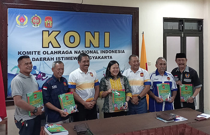 KOMITMEN: Ketua umum KONI DIJ Djoko Pekik Irianto bersama dengan para Ketua KONI Kabupaten/Kota Se-DIJ.