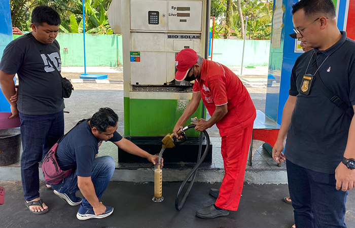ANTISIPASI: Pengecekkan takaran bensin SPBU di Kabupaten Purworejo oleh jajaran Polres Purworejo menjelang Lebaran pada Jumat (29/3). Kegiatan serupa dilakukan Polres Kebumen.