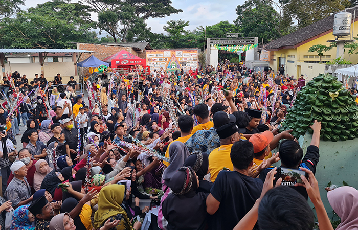 SEMARAK: Warga Desa Gunungpring dan sekitarnya berebut gunungan jemunak di halaman Masjid Al-Ikhlas, (31/3).