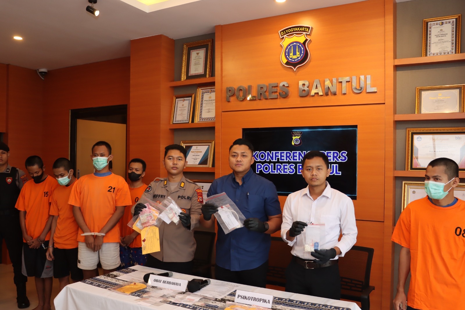 BERANTAS: Jajaran Polres Bantul saat menghadirkan tersangka narkoba beserta barang bukti dalam jumpa pers di Mapolres Bantul, Senin (1/4/2024). (Dok. Polres Bantul)