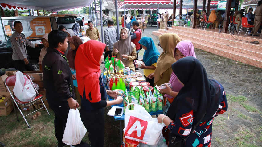 ANTUSIAS: Warga membeli kebutuhan pokok dalam Gerakan Pangan Murah di Kantor Kalurahan Seloharjo, Pundong, Bantul, Senin (1/4/2024). (Dok. Pemkab Bantul)