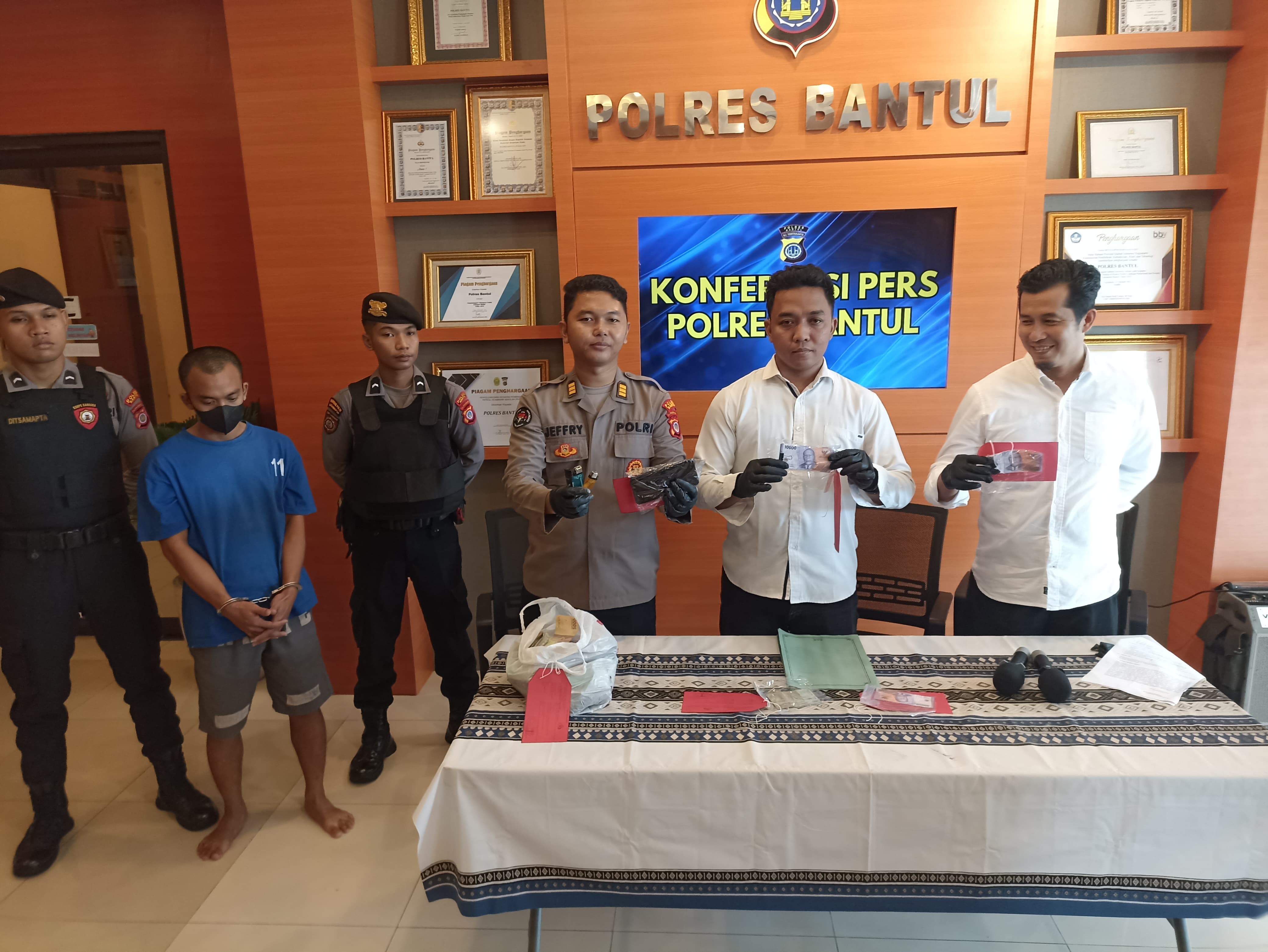 RINGKUS: Jajaran Polres Bantul saat menghadirkan barang bukti dan tersangka pengedar uang palsu dalam jumpa pers di Mapolres Bantul, Senin (1/4/2024).