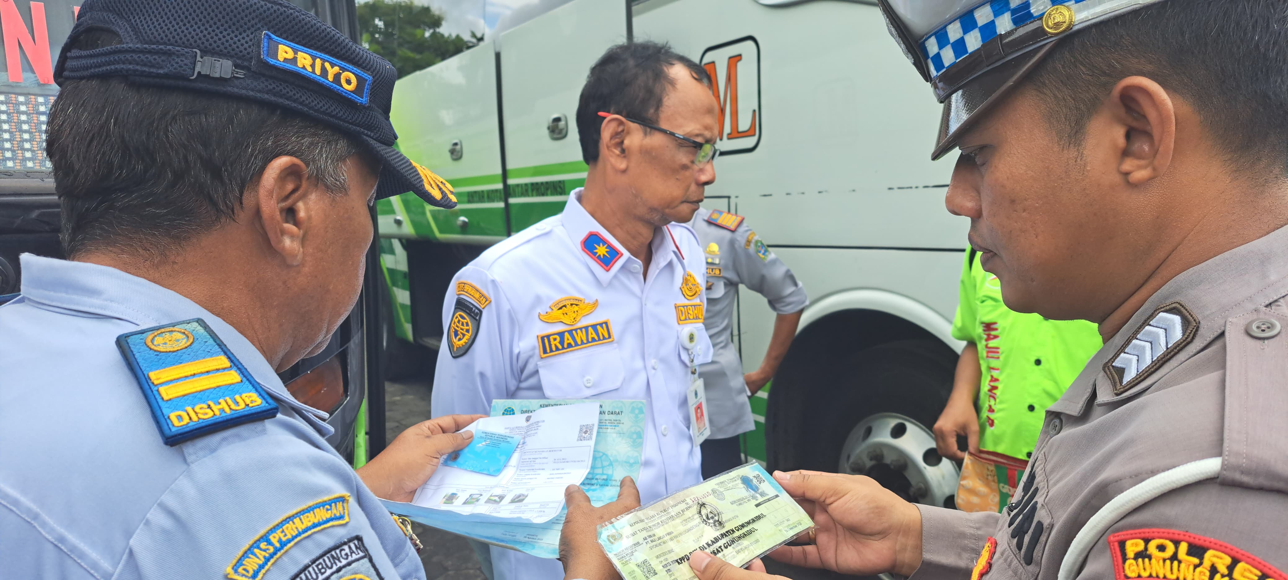 TERTIB: Petugas Dishub Gunungkidul cek bus di PO Rosalia Indah, Senin (1/4).