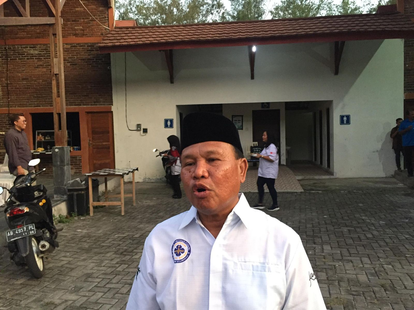 SOLUTIF: Ketua PHRI Kulon Progo Sumantoyo menjelaskan perihal turunnya jumlah pengunjung.