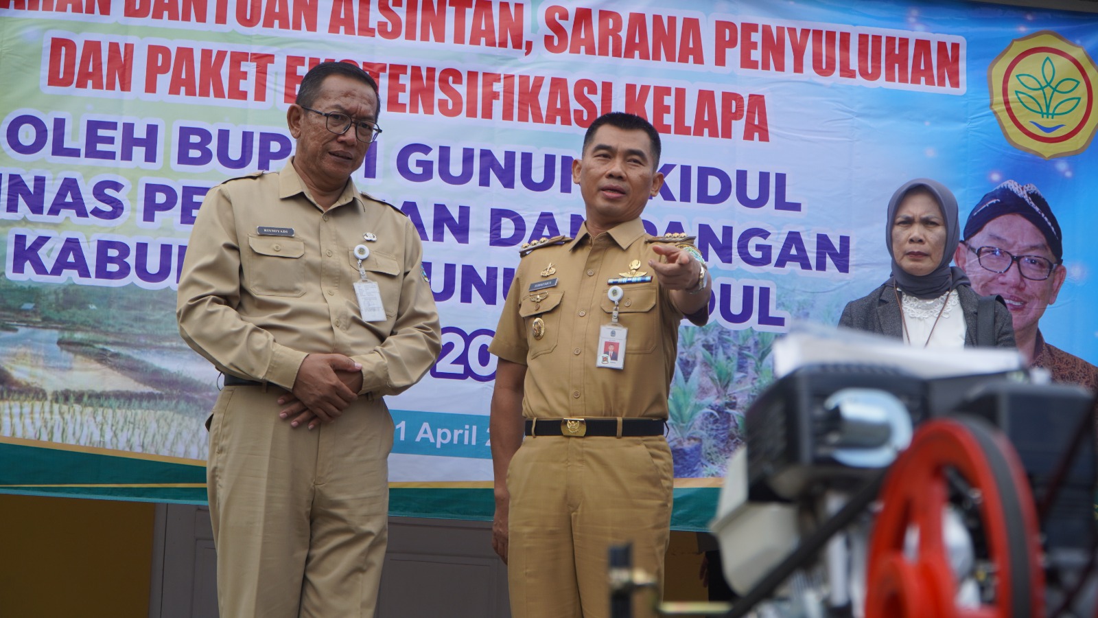MANFAAT: Bupati Gunungkidul Sunaryanta menyerahkan bantuan tiga unit traktor dan Power Treser untuk kelompok tani di Kantor DPP Gunungkidul, Senin (1/4).