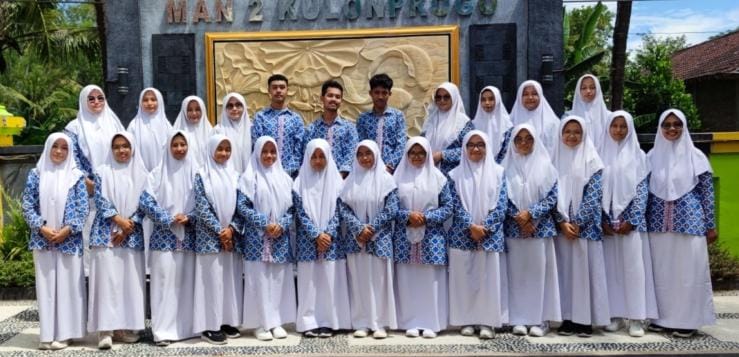 SELAMAT - Di antara anak-anak MAN 2 Kulonprogo (MandaKu) yang dinyatakan lulus di perguruan tinggi negeri (PTN)
