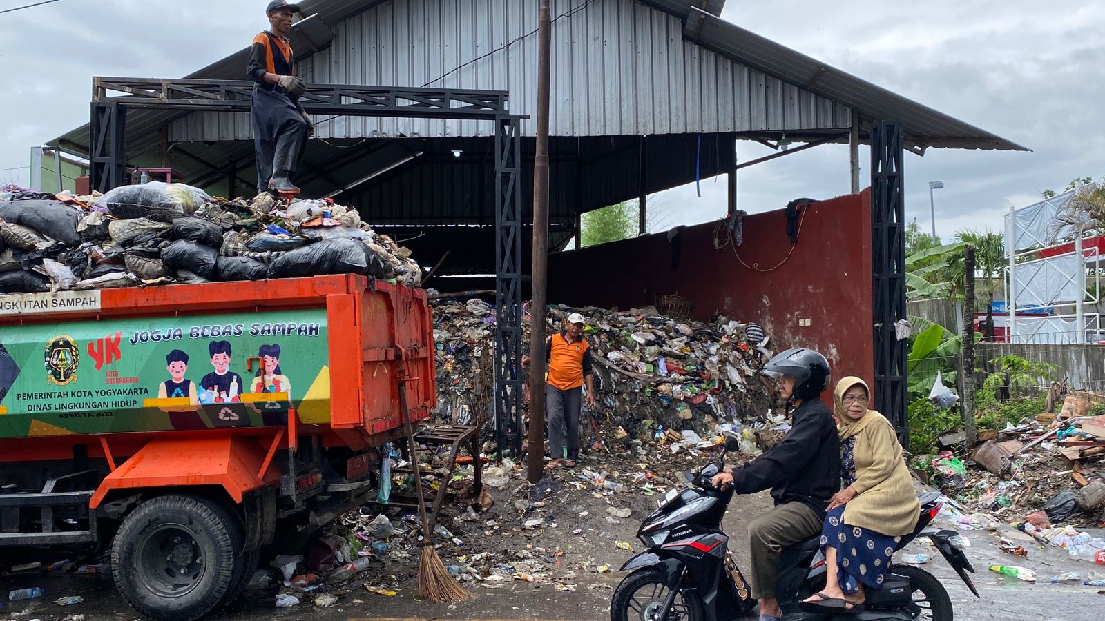 Ilustrasi Depo Sampah Lempuyangan yang sedang dilakukan agenda pengurangan tumpukan sampah di Kota Jogja sebagai antisipasi Tumpukan sampah baru jelang lebaran.