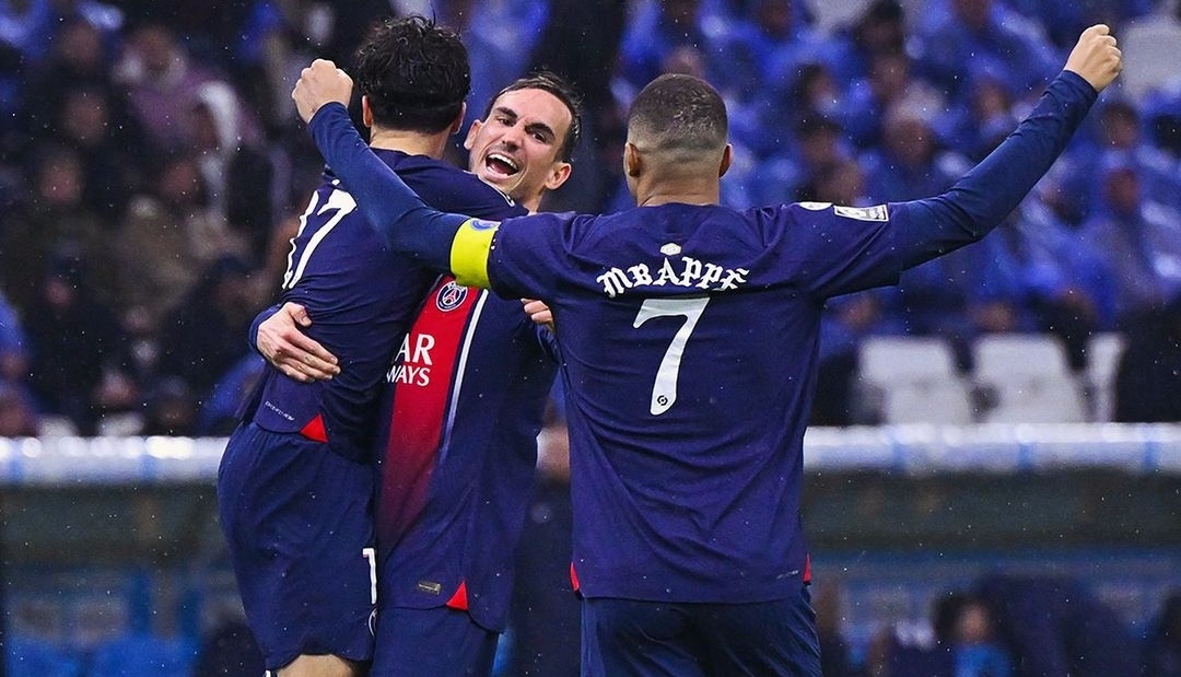 KOMPAK: Selebrasi Vitinha bersama rekannya usai mencetak gol ke gawang Marseilke bagi Paris Saint Germain (ig psg)