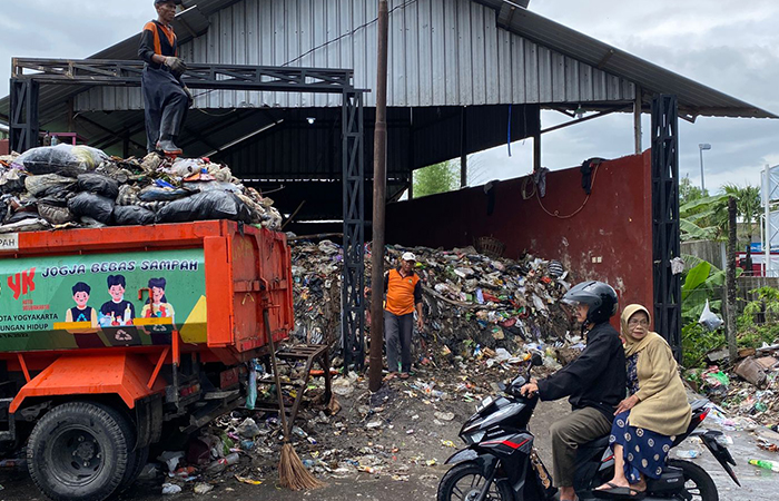 ANTISIPASI: Petugas sedang melakukan pengurangan tumpukan sampah di Depo Lempuyangan. Ini dilakukan sebagai antisipasi tumpukan sampah baru jelang Lebaran.